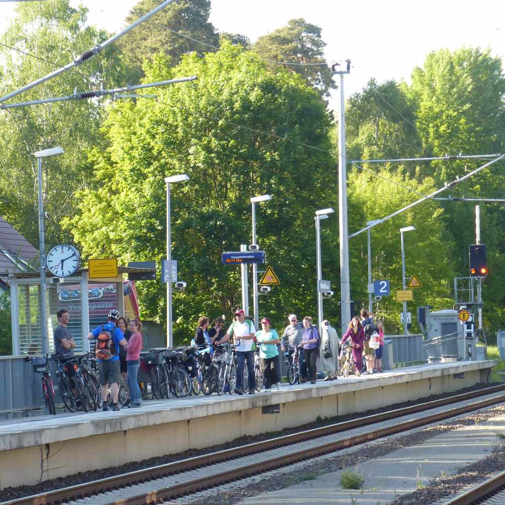 Touristen am Bahnsteig
