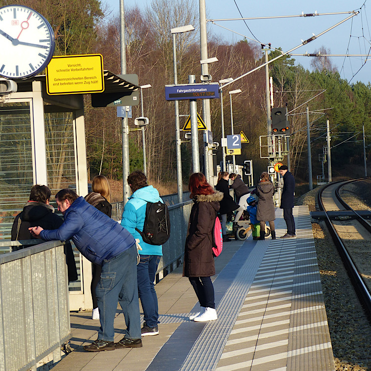Normalbetrieb auf Bahnsteig 2 kurz vor dem Eintreffen des Zugs Normalbetrieb auf Bahnsteig 2 kurz vor dem Eintreffen des Zugs