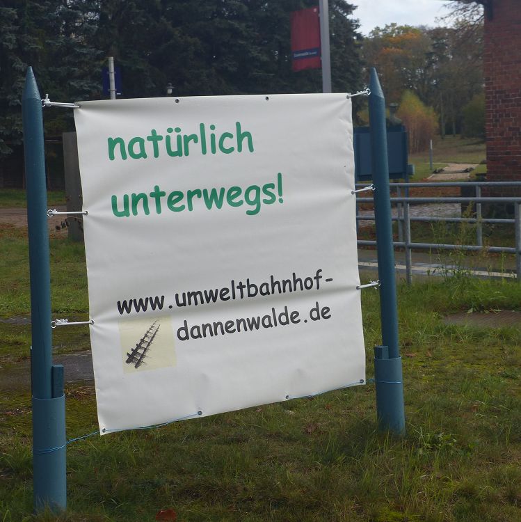 Neue Begrüßungsbanderole am Bahnsteigausgang 2018