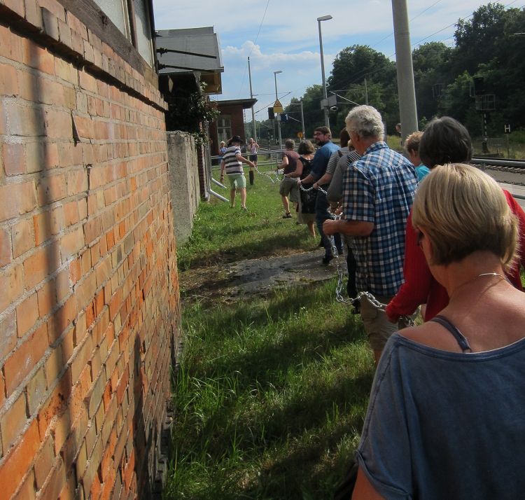 Gemeinsames Kettenrasseln zur Abwehr böser Nachbarn beim Richtfest des Nebengebäudes 2015