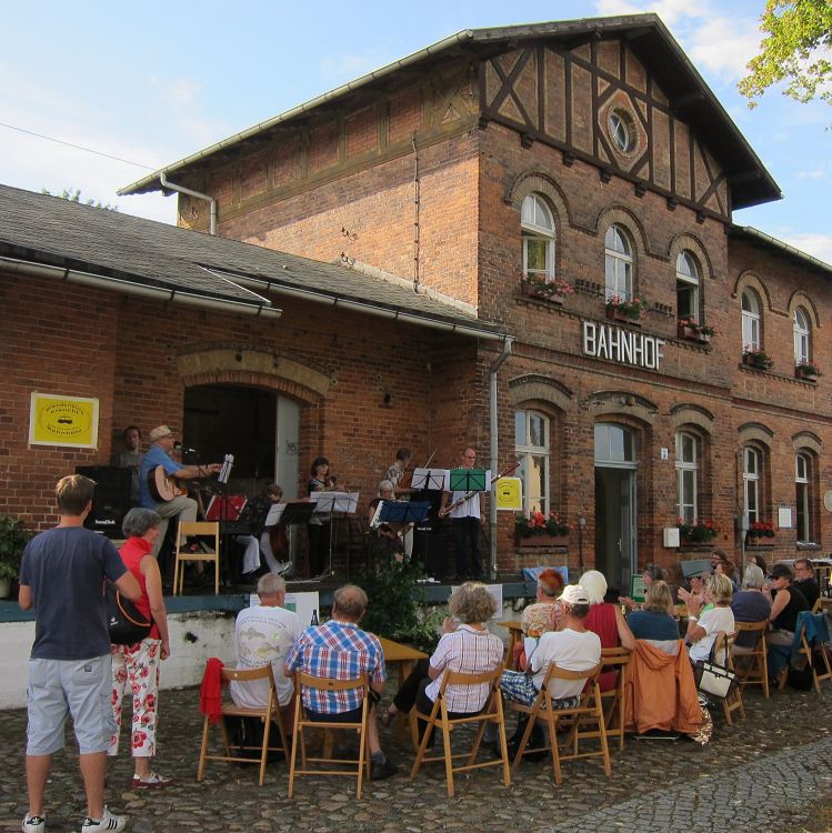 Gemütliche Runde beim Konzert der Gruppe SPANDONIS 2015