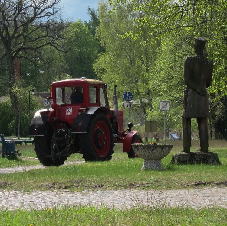 Die Bahner-Skulptur beobachtet das Dorfgeschehen